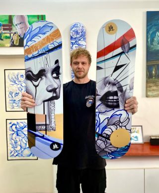 Na sklad nám dorazili čerstvé novinky od @ambassadors_ 🛹🛹 v podobe kolekcie Bloom 🤘🤘 Dizajny má na starosti skater, tatér...