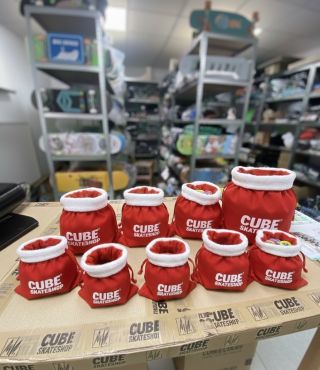 Cube Mikuláš je tu 🎅🏻🎅🏻 Ak si poslúchal celý rok 😜😜 Rozdávame darčeky ku každej objednávke nad 30€ 🎁🎁 Podľa výšky...