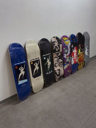 Nenechaj nákup darčekov na poslednú chvíľu 🎁🎁 Na sklad nám dorazilo plno noviniek a čerstvých dosiek od @polarskateco 🛹🛹...